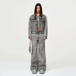 Détail de l'ensemble en jean gris délavé neige avec veste et pantalon large
