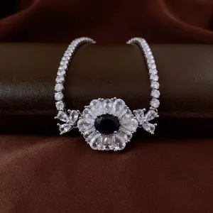 Bracelet fleur argenté élégant avec grande pierre bleue ovale et accents de zircone