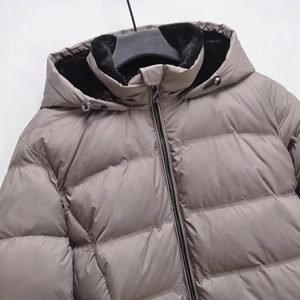 Winterfeste, wasserdichte Herren-Daunenjacke mit Kapuze und weichem Plüschfutter in Taupe