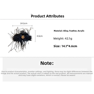Détail de la pince à cheveux en plumes noires avec emblème doré et dimensions