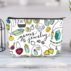 Detail der Make-up-Tasche aus Canvas mit Edelstein-Print und schwarzem Reißverschluss