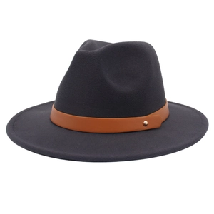 Détail d'un chapeau en laine gris foncé avec sangle en cuir brun et rivet doré