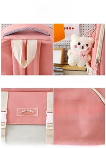 Detailansicht des rosa Schulrucksacks mit Bärenanhänger und Lucky Sunday Branding