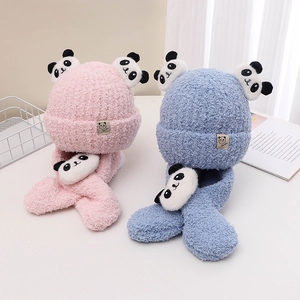 Dettaglio di cappelli invernali rosa e blu per neonati con panda 3D e texture morbida