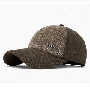 Détail d'une casquette de baseball d'hiver à carreaux vert olive avec plaque logo