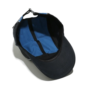 Vista dettagliata del cappello 5-panel con cuciture rinforzate e fibbia posteriore regolabile