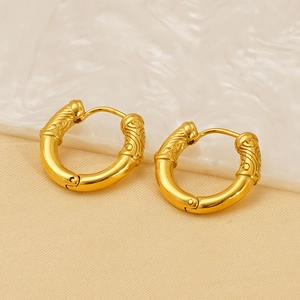 Boucles d'oreilles créoles en acier titane avec motif en relief doré et texture rétro