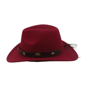 Détail latéral d'un chapeau de cowboy bordeaux avec une bande de cuir décorative