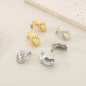 Trois paires de boucles d'oreilles croissant vintage en or, argent et bicolore