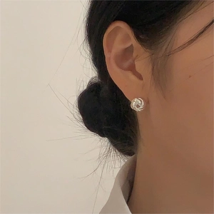 Orecchini a perno con nodo intrecciato in argento sterling 925 per donna su modella