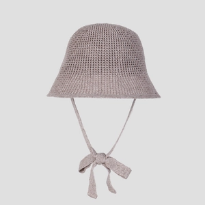 Détail d'un chapeau cloche tricoté pour bébé marron clair avec nœud décoratif