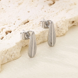 Boucles d'oreilles feuilles minimalistes en acier inoxydable argenté sur pierre