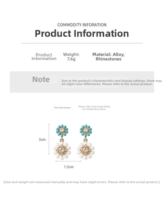 Détail des boucles d'oreilles marguerites avec pétales bleus et blancs et cristaux