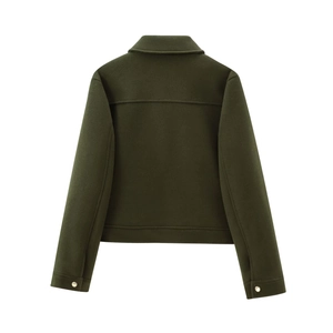 Rückansicht einer weichen olivgrünen Kurzjacke mit Hemdkragen und feinen Nahtdetails