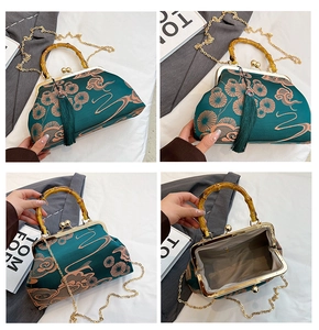 Detail der dunkelgrünen Seidensticktasche mit Bambusgriff und goldener Metallkette