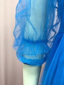 Detail von königsblauen Netz-Puffärmeln mit elastischen Bündchen an einem Abendkleid