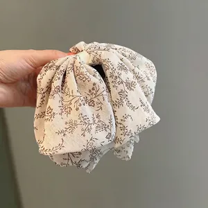 Pince à cheveux élégante avec nœud en mousseline fleurie pour coiffure demi-queue