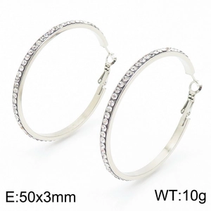 Détail de boucles d'oreilles créoles argentées de 50mm serties de strass avec dimensions