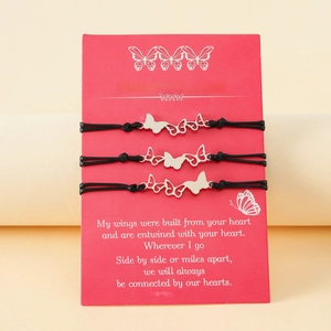 Vue détaillée de trois bracelets papillon sur une carte cadeau Mère et Fille