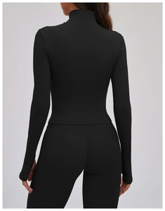 Detailaufnahme der schwarzen Yoga-Jacke mit Daumenlöchern und mattem Stretch-Material