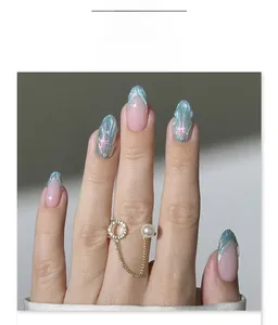 Vue détaillée d'ongles yeux de chat bleus avec gouttes d'eau 3D et détails en perle