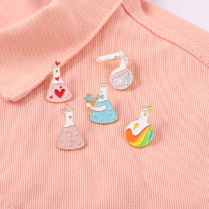 5er-Set süße Laborkolben-Emaille-Pins mit rosa Herzen und Glitzer für Kleidung Taschen