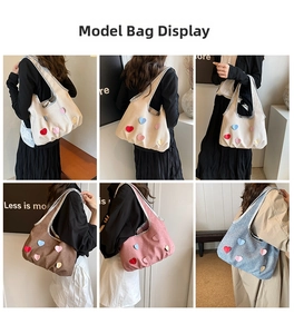 Vues multiples de mannequins portant des sacs en toile colorés avec motifs de cœur