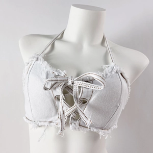 Dettaglio del top a bandana in denim bianco con lacci incrociati e bordi sfilacciati