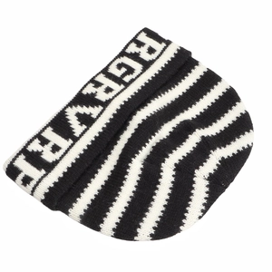 Détail d'un bonnet en tricot rayé noir et blanc avec motif jacquard de lettres chic