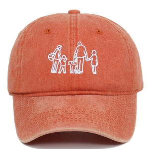 Détail de la broderie silhouette de famille sur une casquette en coton délavé terre cuite