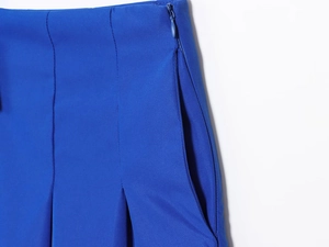 Détail montrant la fermeture éclair invisible et la poche sur la jupe midi bleue