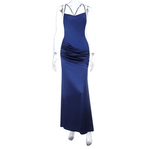 Détail des plis drapés sur la hanche d'une robe de soirée en satin bleu marine