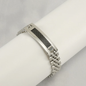 Bracelet pour homme en acier inoxydable avec insert en fibre de carbone noire sur support