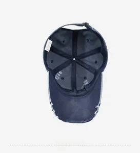 Détail de la doublure 100 % coton et de l'étiquette de lavage de la casquette marine