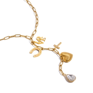 Collier doré multi-pendentifs avec charms LOVE, fer à cheval et cœur sur fond blanc