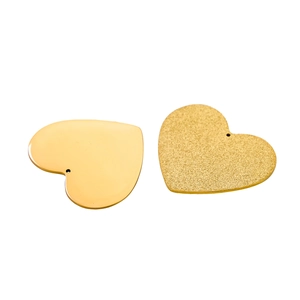 Pendentifs en forme de cœur en acier doré poli et pailleté sur un fond blanc