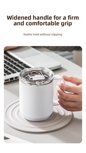 Détail d'un mug à café en acier inoxydable 304 blanc avec poignée ergonomique et couvercle