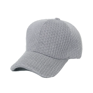 Casquette de baseball en tricot gris pour femme avec texture chaude d'automne et style minimal