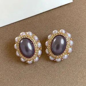 Detailansicht der Vintage-Ohrringe mit graulila Perle, Diamanten und Goldfassung