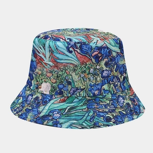 Gedetailleerde weergave van een omkeerbare vissershoed met Van Gogh irissen olieverfprint.