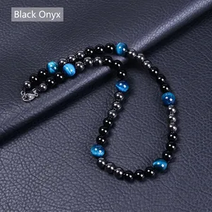 Détail du collier de perles en oeil de tigre bleu, agate noire et hématite magnétique
