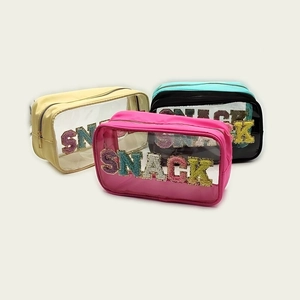 Trois pochettes en PVC transparent coloré avec broderie SNACK à paillettes et zip