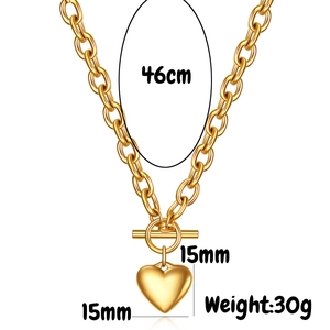 Dettaglio collana con cuore dorato con dimensioni 15mm e chiusura a T in acciaio