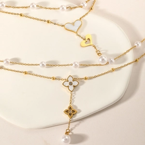 Collier doré multicouche de luxe français avec perles et pendentifs en cœur
