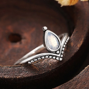 Anello a V in stile bohémien vintage con pietra di luna a goccia e finitura argento
