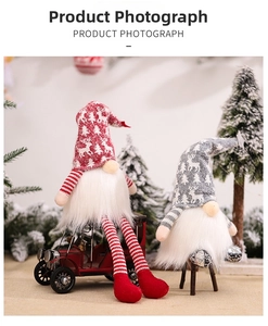 Detailansicht handgefertigter Weihnachtswichtel mit Strickmützen und Kunstpelzbart