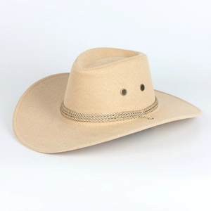 Dettaglio cappello da cowboy beige in scamosciato con corda e fori in metallo