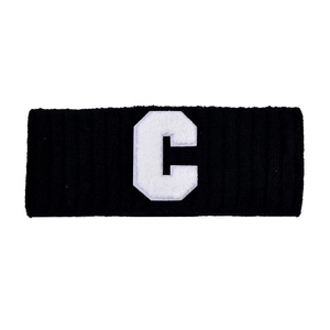 Détail du bandeau en maille côtelée noire avec un patch blanc brodé de la lettre C