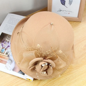 Chapeau cloche élégant en laine camel avec fleur en résille et perles pour femmes