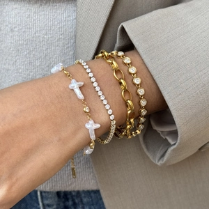 Set di bracciali a strati in oro 18 carati e argento con croce e zirconi